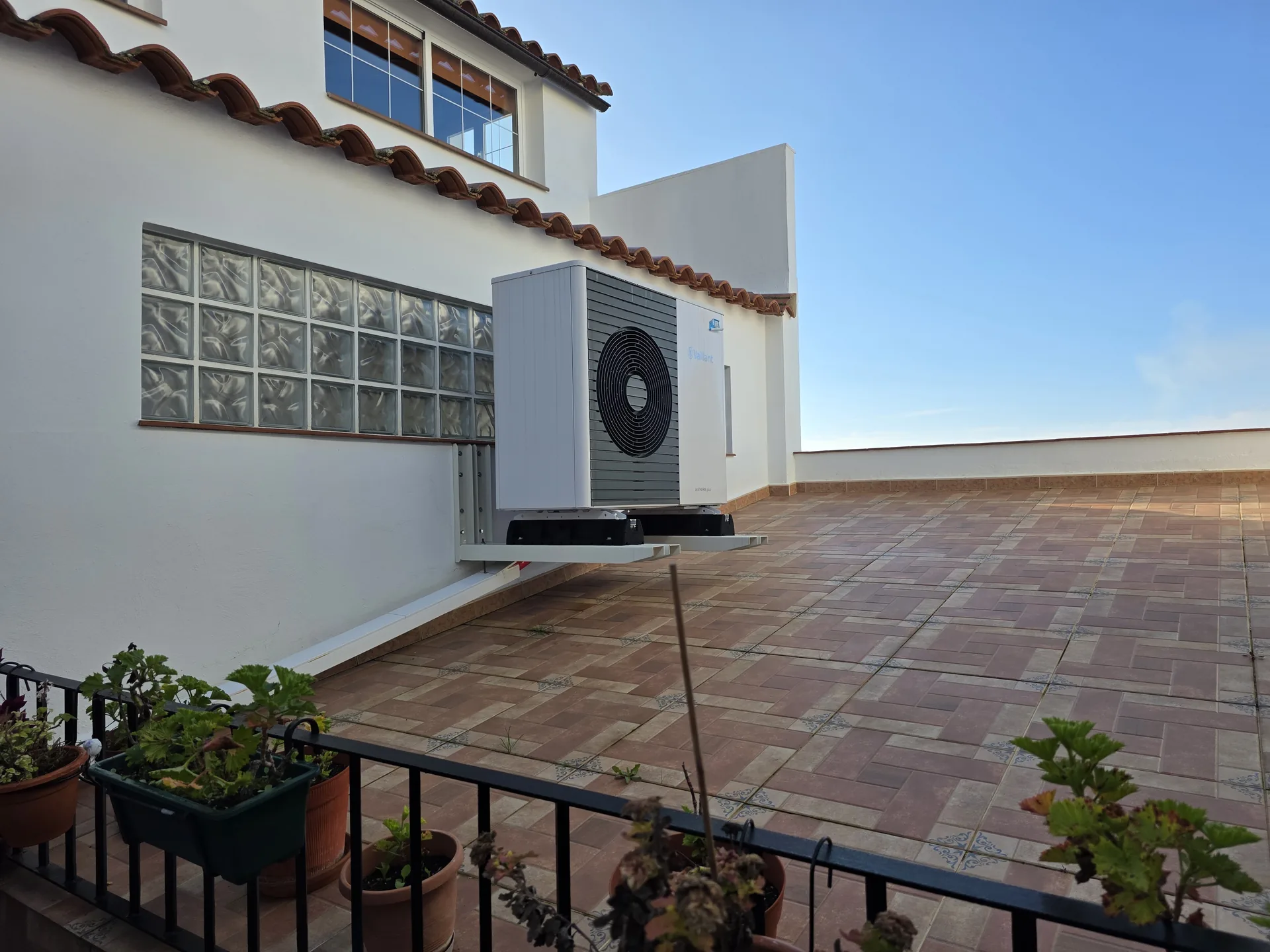 Unidad exterior de aerotermia instalada por Enersolex en una vivienda
