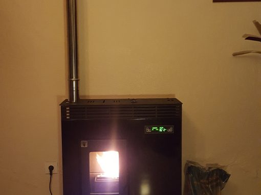 Instalación de estufa de pellets de pasillo 11 kW en La Bazana