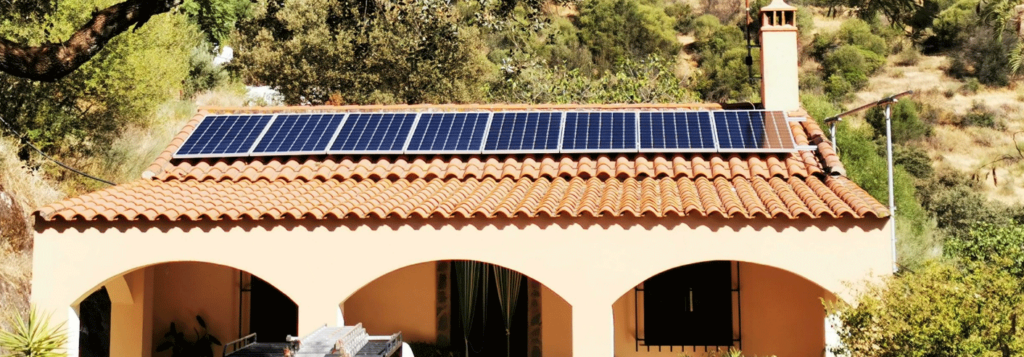 instalación fotovoltaica en casa de campo