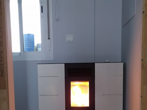 Instalación de estufa de pellet de pasillo 8 kW en La Bazana