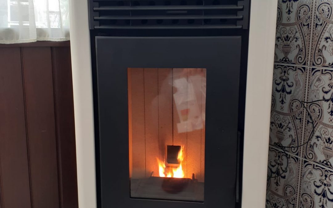 Instalación estufa de pellets Ferlux Estela 12 kW en Barcarrota