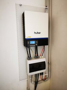 Inversor cargador hibrido regulador de carga 5000 W de potencia Hubber Connect Empresa de energia Energias renovables Acabado profesional