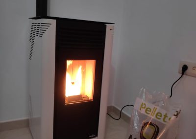 Instalación de estufa de pellets Ferlux Flora 8 kW en Jerez de los Caballeros