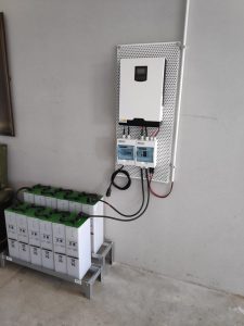 Instalación Fotovoltaica Aislada en Barcarrota, inversor híbrido 3000W, Baterias 5SOPzS 605, bancada de baterías